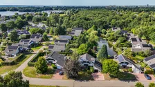 Thumbnail for article: Villa van Jutta Leerdam staat te koop, mét Porsche voor de deur