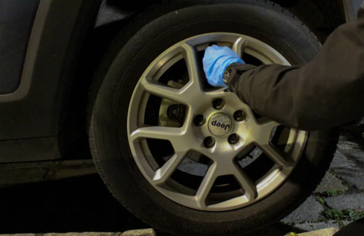 SUV-haters zaaien terreur: lekke banden en “deze auto is te dik’’-stickers