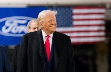Thumbnail for article: Trump zet een streep door de EV-transitie én maakt benzineauto duurder