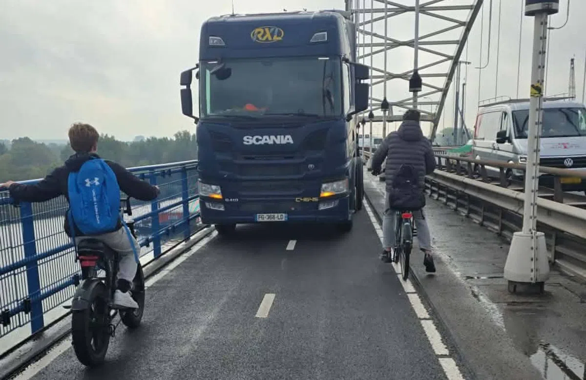 Haha: Franse vrachtwagenchauffeur denkt dat hij een fietser is