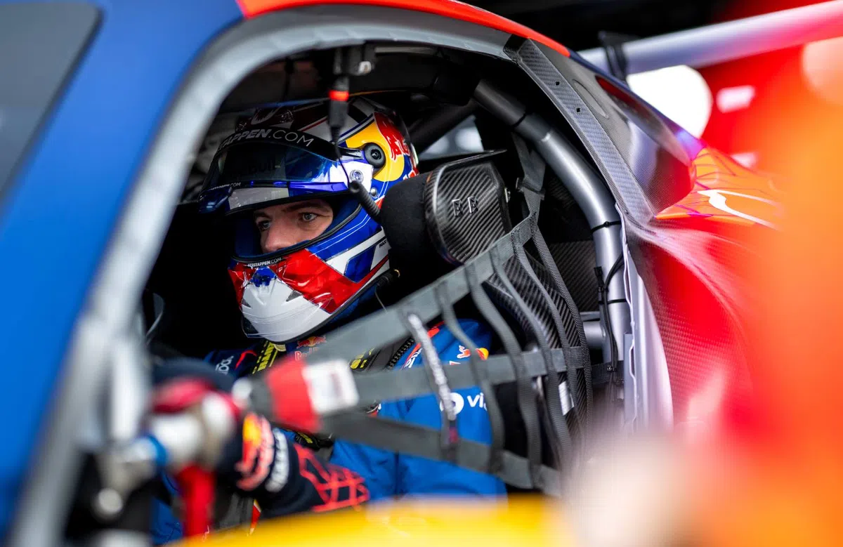 VIDEO: Max Verstappen botst in eerste GT3-ronde tegen concurrent