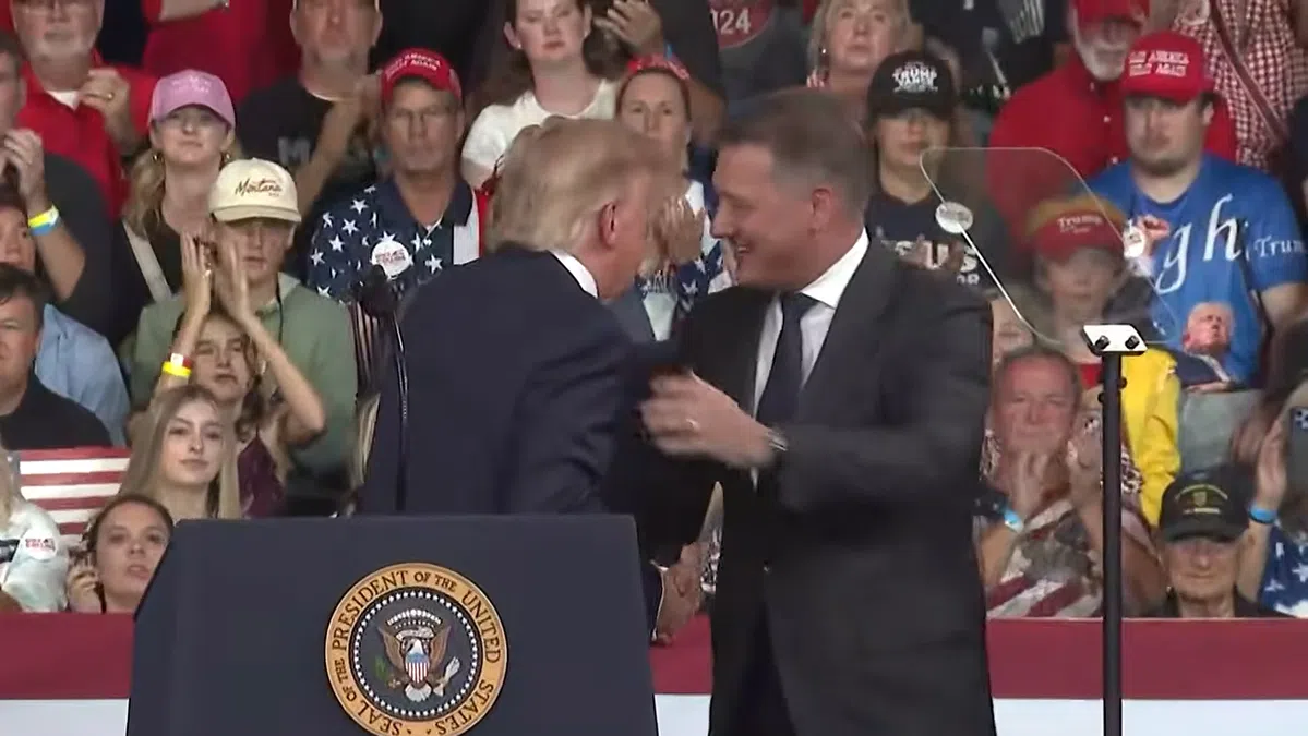 Audi CEO doet Elon Muskje, speecht tijdens verkiezingsbijeenkomst Trump