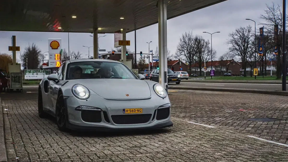 Iedereen betaalt zich blauw aan de pomp, Shell verdubbelt de winst