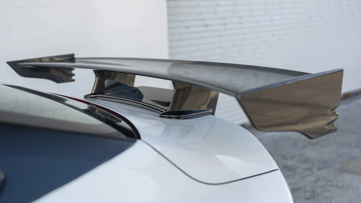 Deze spoiler zit niet op de auto die je denkt