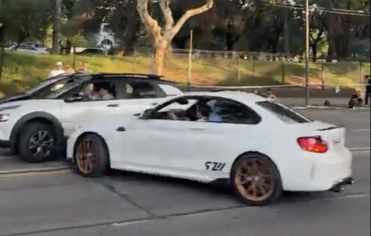 BMW M2 crasht tegen Citroën