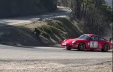 Rally-Porsche maait irritante toeschouwer bijna omver