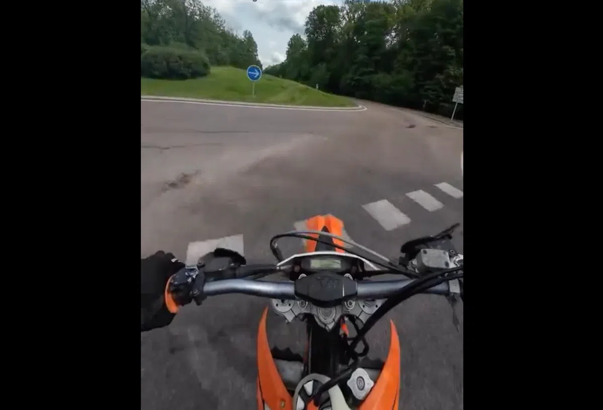 Politie kan niet lachen om deze rotonde-aanpak