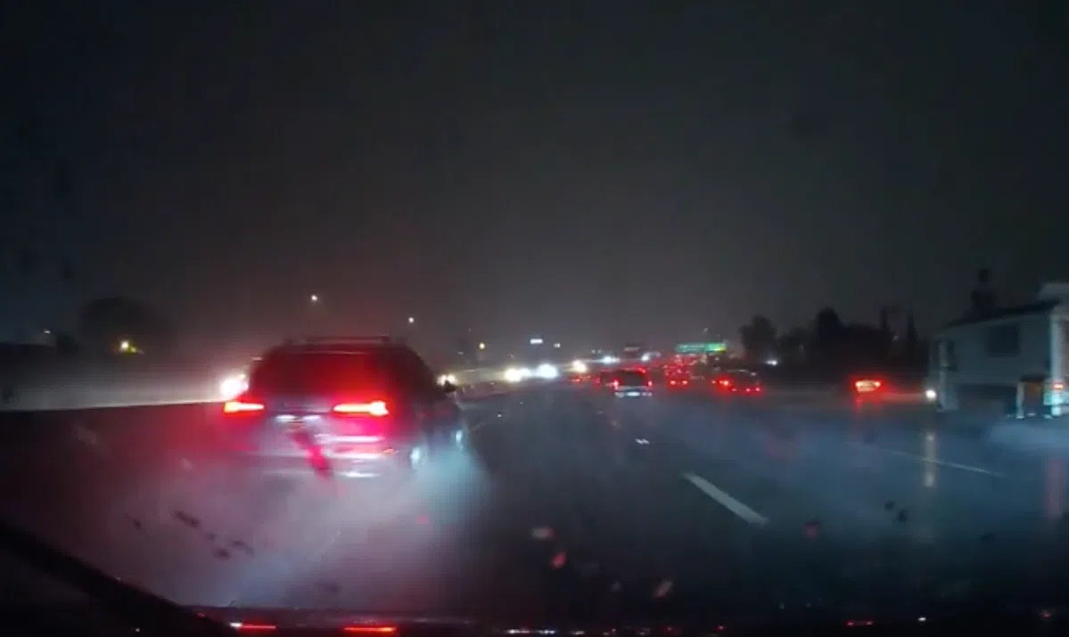 Haastige Audi Q7 glijdt de snelweg af