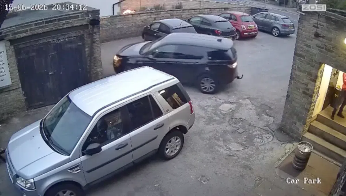 Boze meneer in Land Rover richt ravage aan