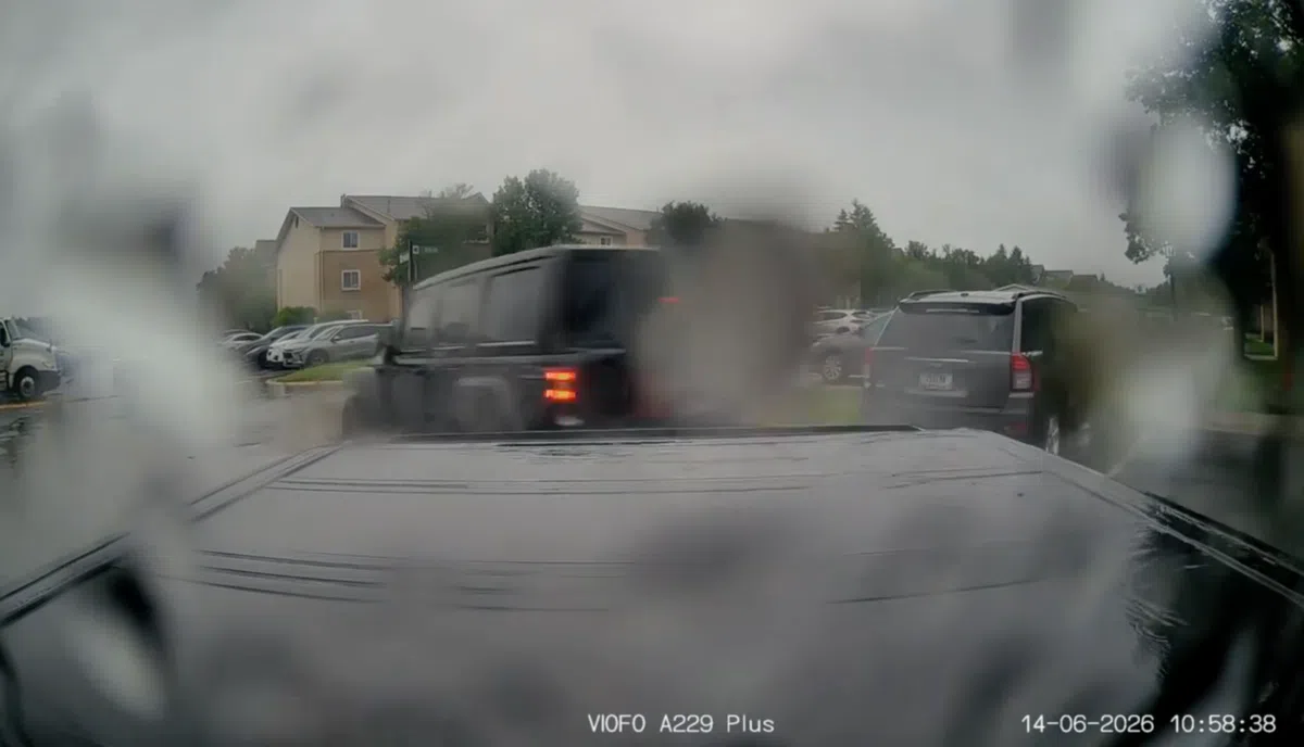 Vrouw raast met een bloedgang over de parkeerplaats