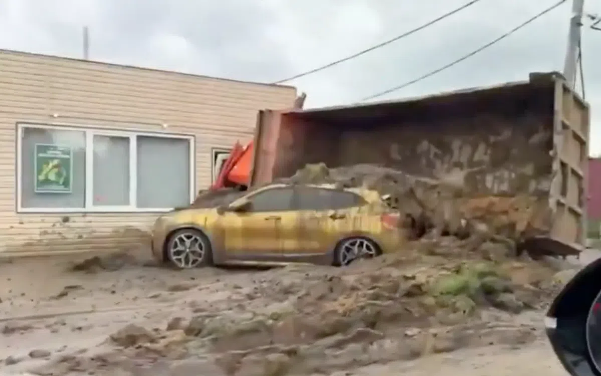 BMW X2 bedolven door vrachtwagen