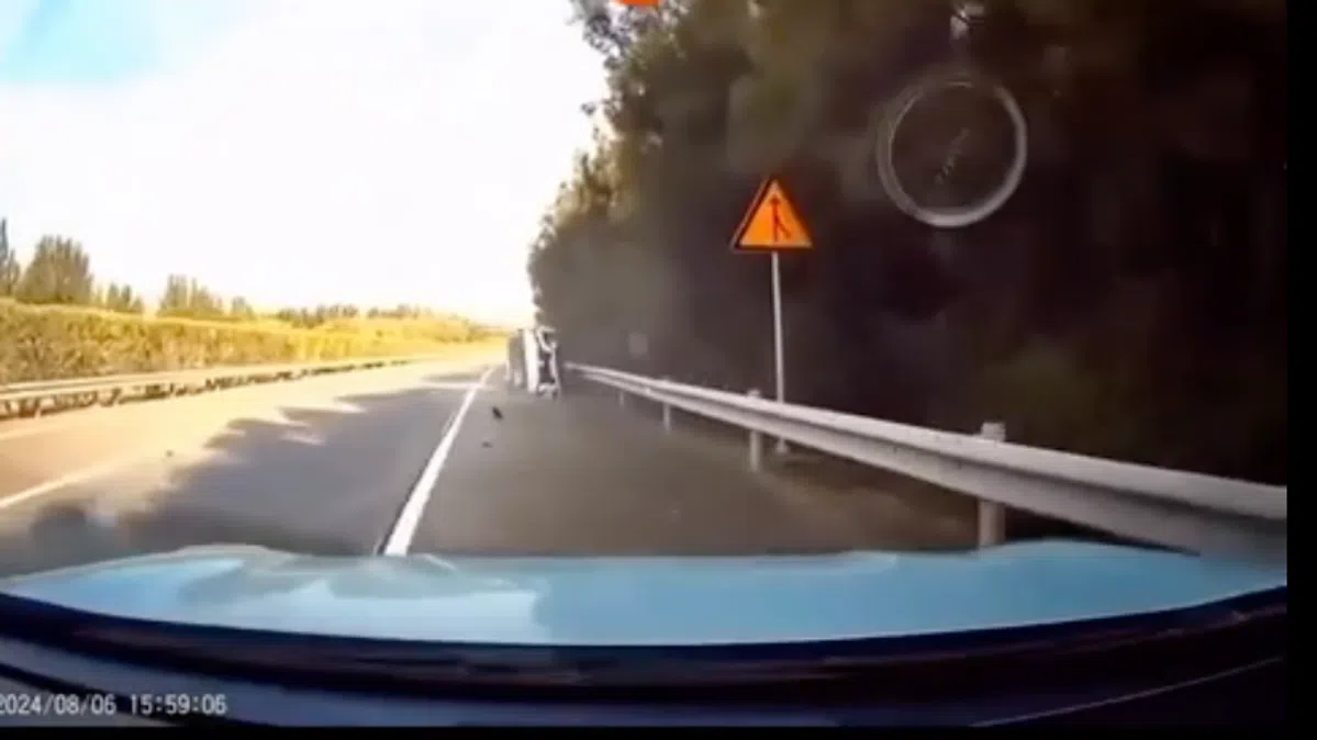 Van baan wisselen zonder te kijken eindigt in zware crash