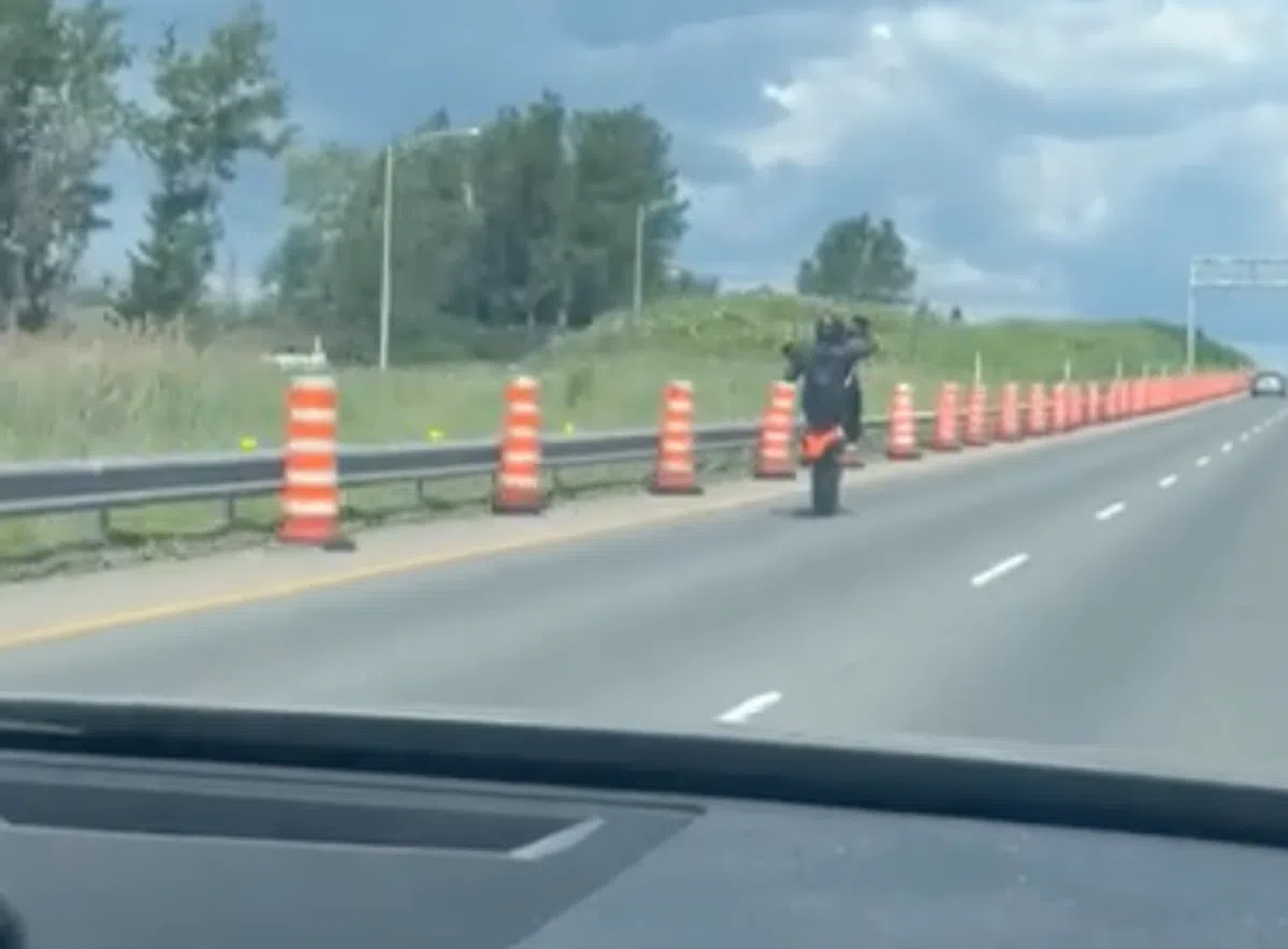 Wheelie op de snelweg, wat kan er nou foutgaan?