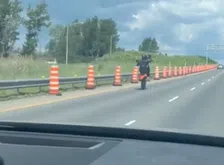 Wheelie op de snelweg, wat kan er nou foutgaan?