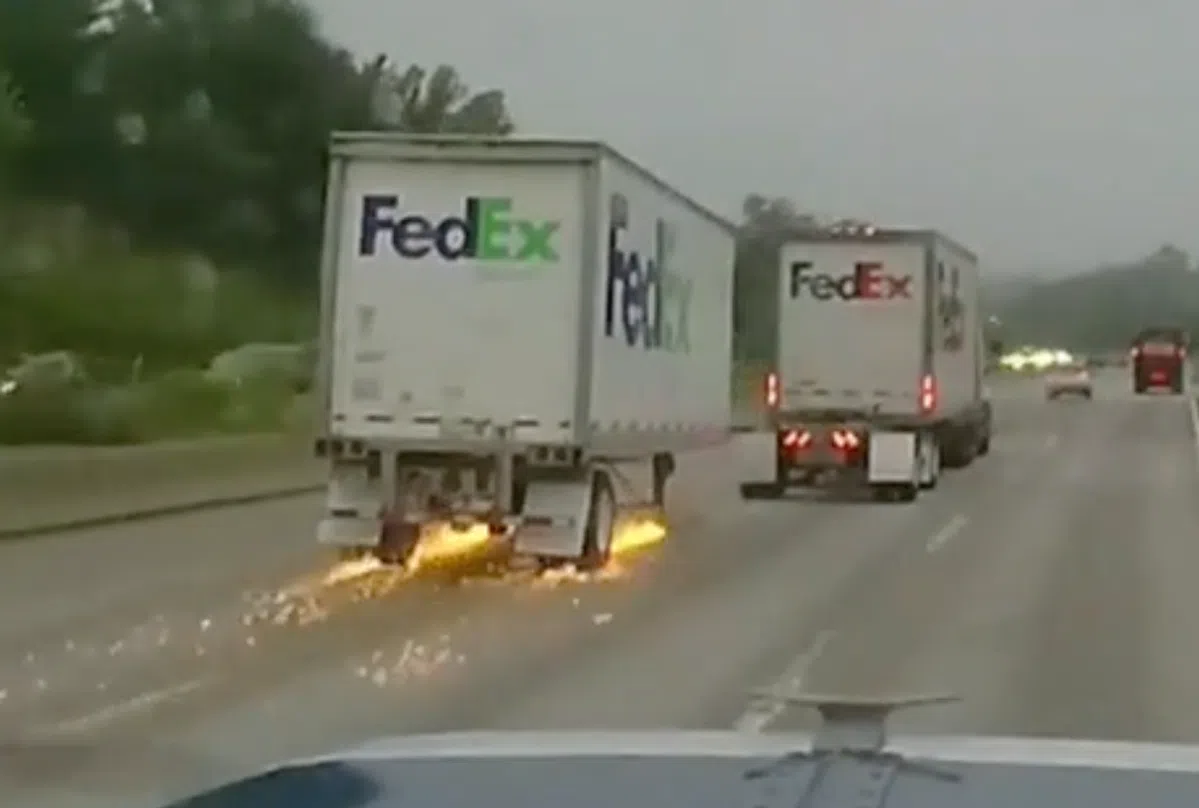 FedEx-chauffeur verliest z'n oplegger