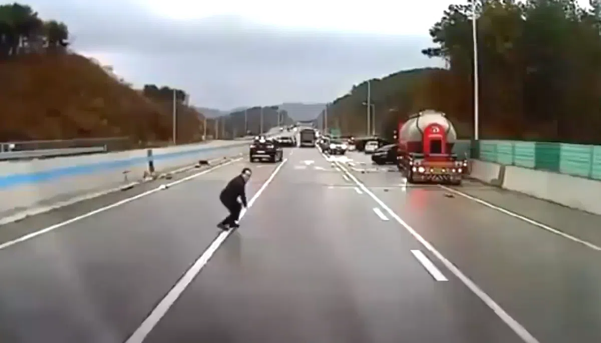 Man ontsnapt ternauwernood aan crashende auto's