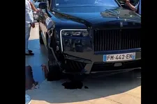 Flinke schade aan Rolls-Royce na beuken paaltje