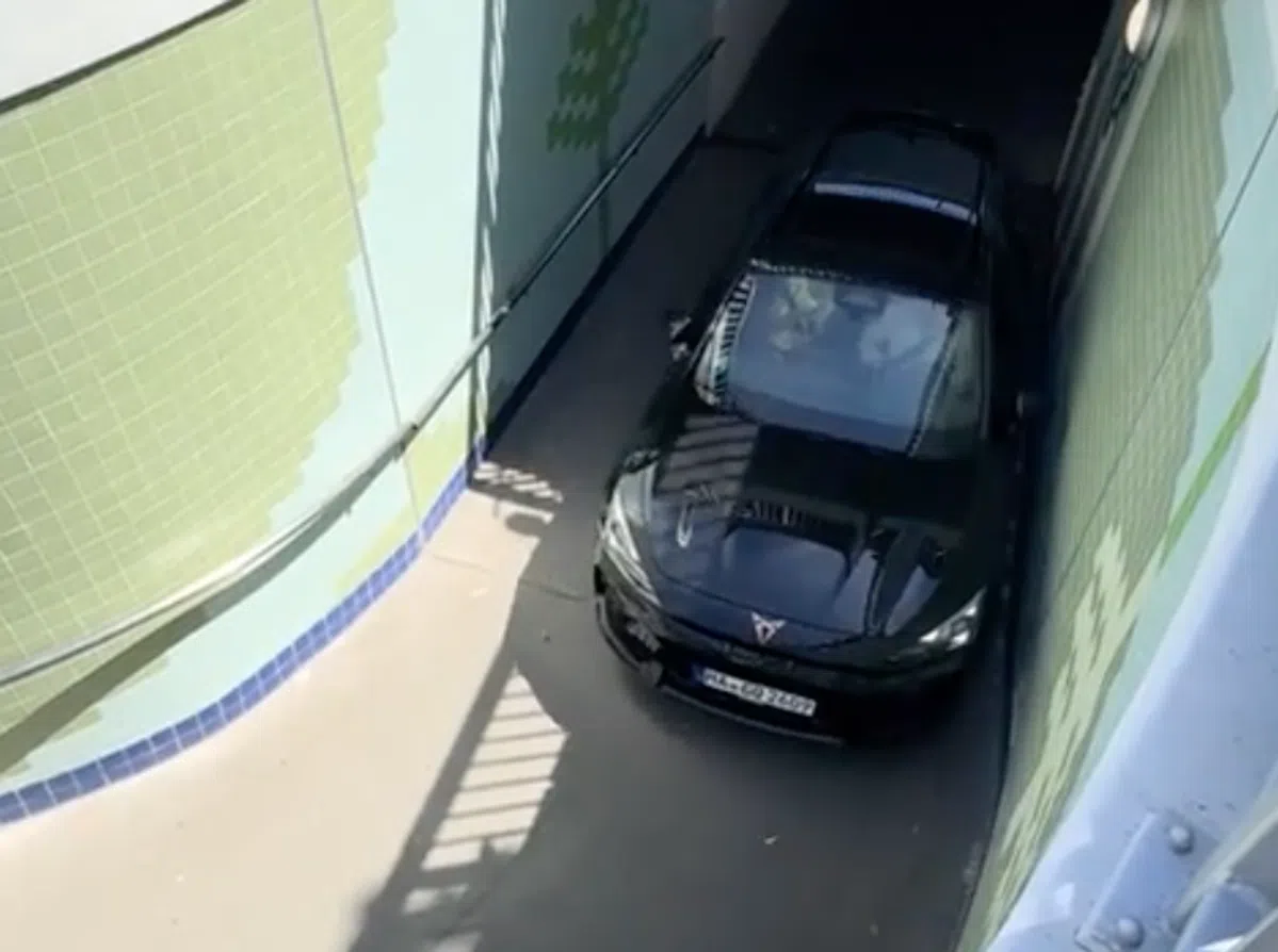 Automobilist krijgt Cupra niet uit parkeergarage