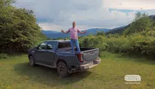 Thumbnail for article: De onverwoestbare Toyota Hilux is nu ook elektrisch #test