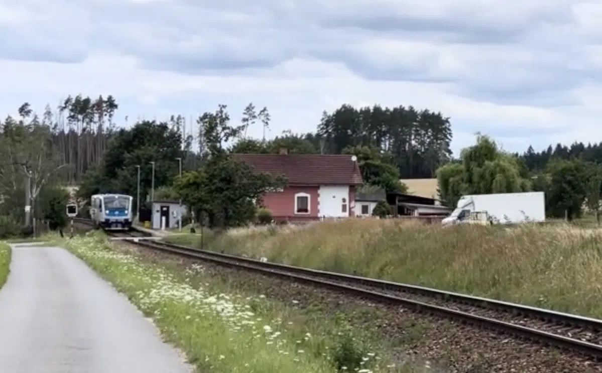Onoplettende chauffeur en een naderende trein