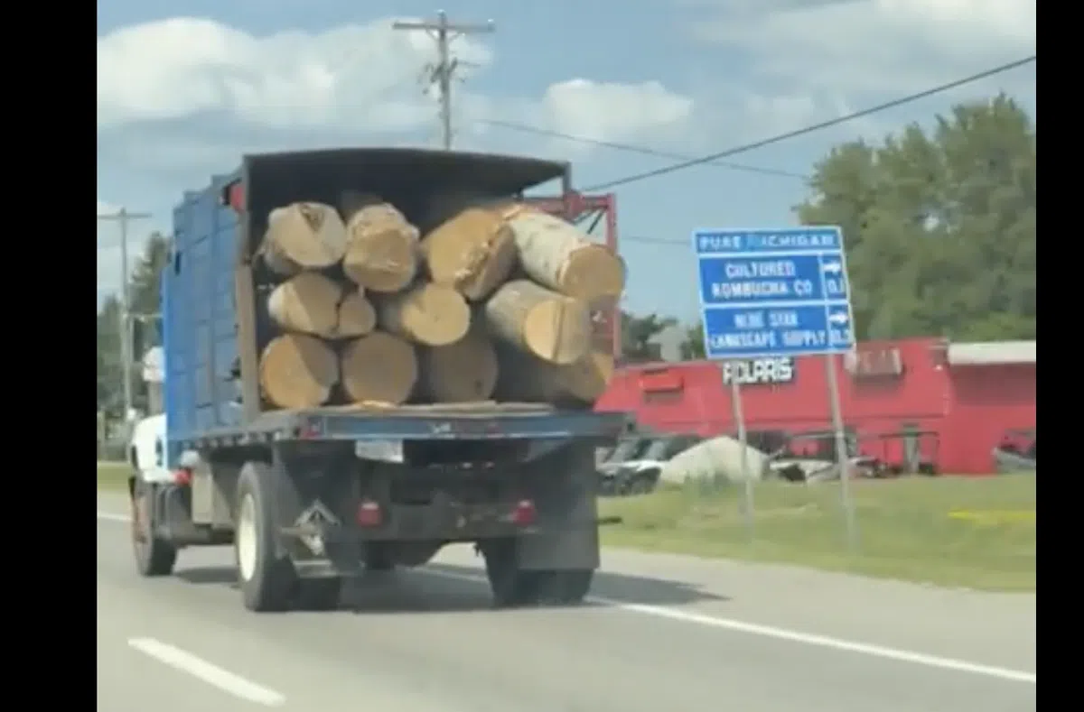 Durf jij achter zo'n vrachtwagen te rijden?