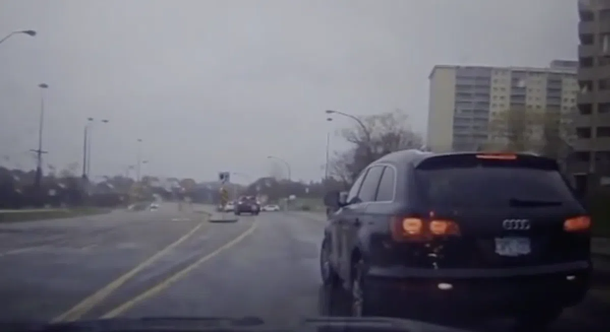 Audi-rijder heeft duidelijk een slokje te veel op