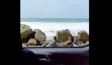 Nooit doen: het autoraam openen langs de zee