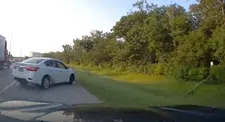 POV: glijdende auto neemt je mee in crash op de snelweg