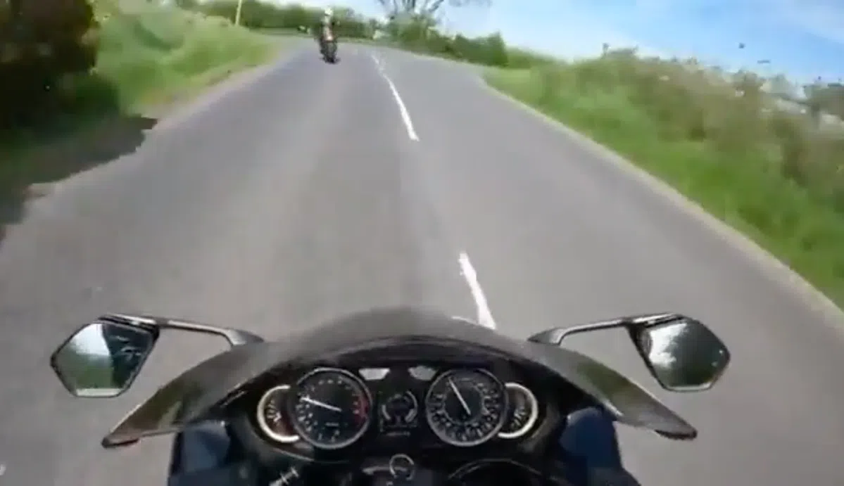Motorrijder maakt een enorme inschattingsfout