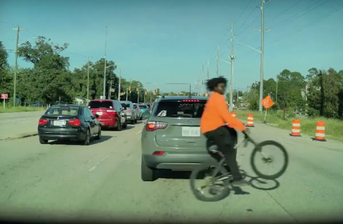 Wheelie-meneer denkt tussen verkeer over te kunnen steken