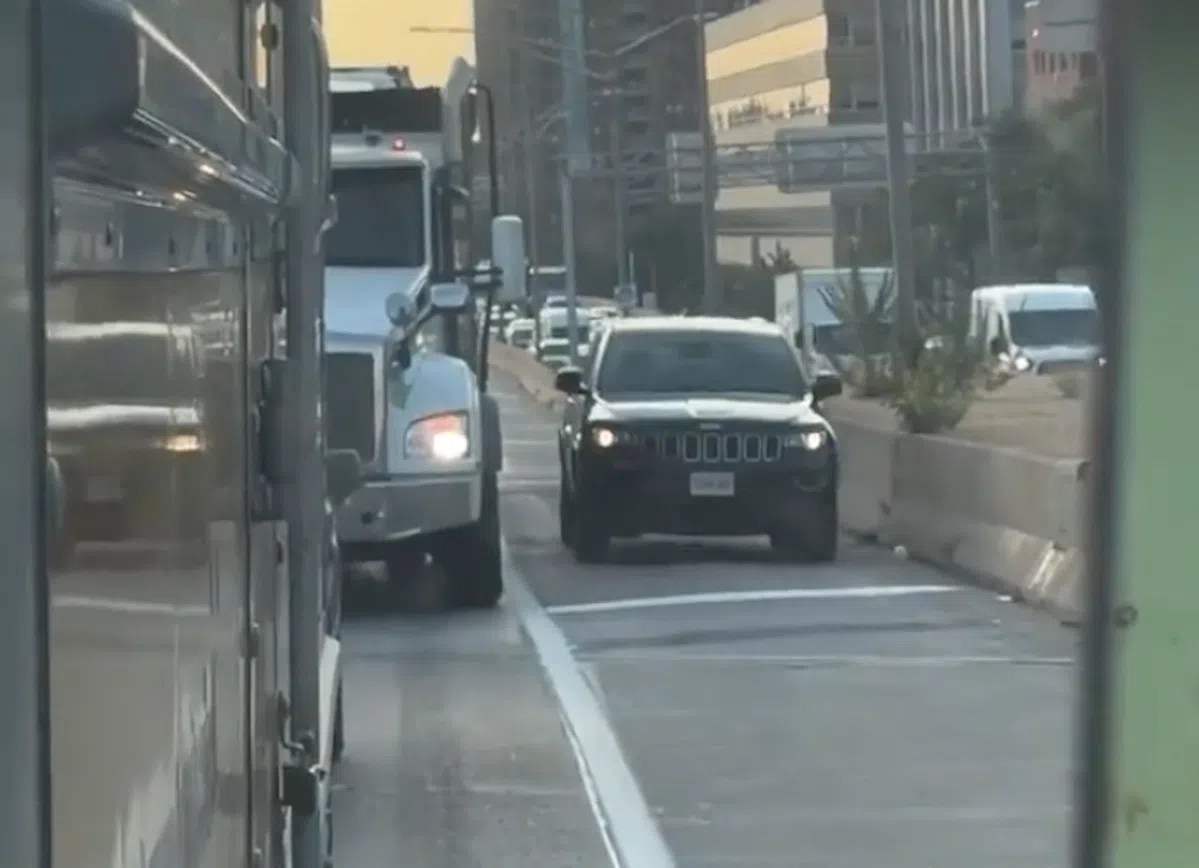 Jeep denkt drukte te kunnen omzeilen