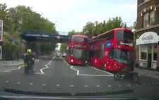 Fatbiker rijdt door rood en krijgt klap van bus