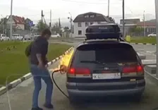 Man speelt met aansteker tijdens het tanken
