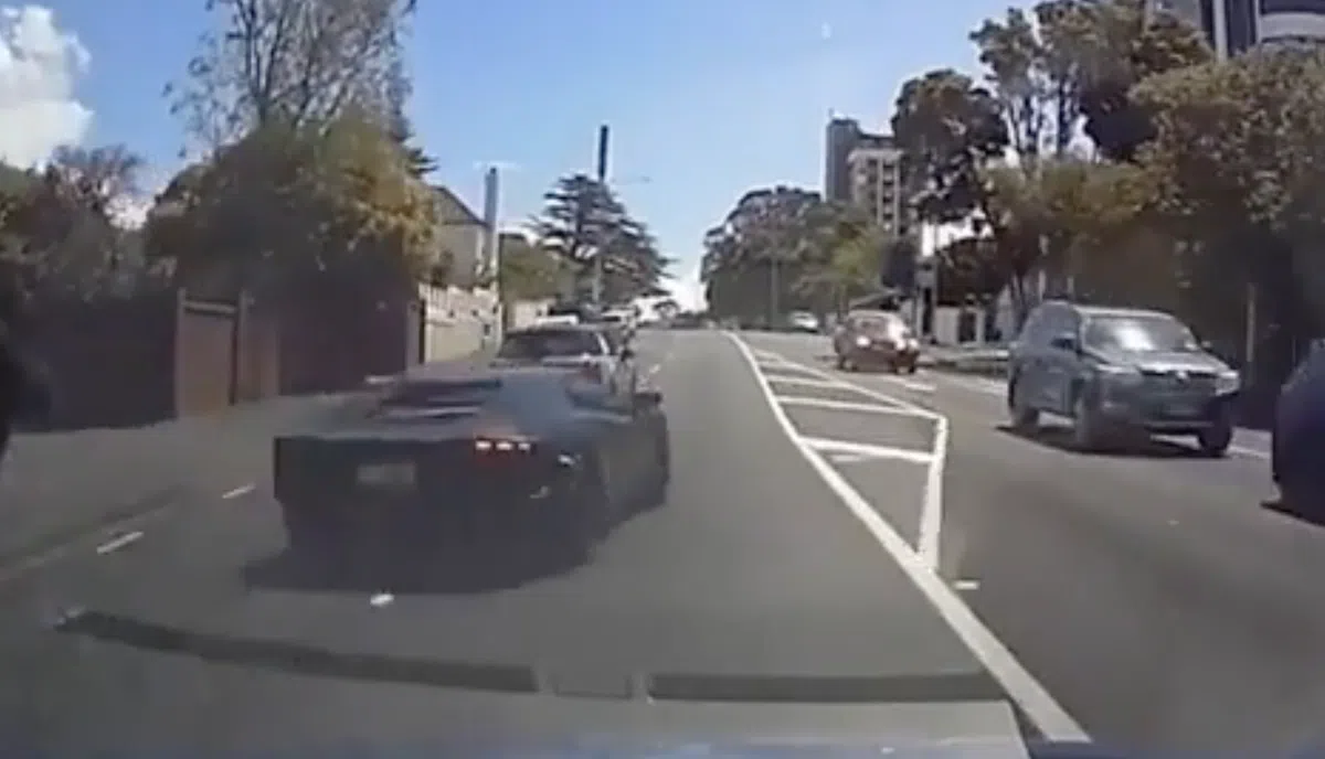 Lamborghini Aventador crasht na domme inhaalactie