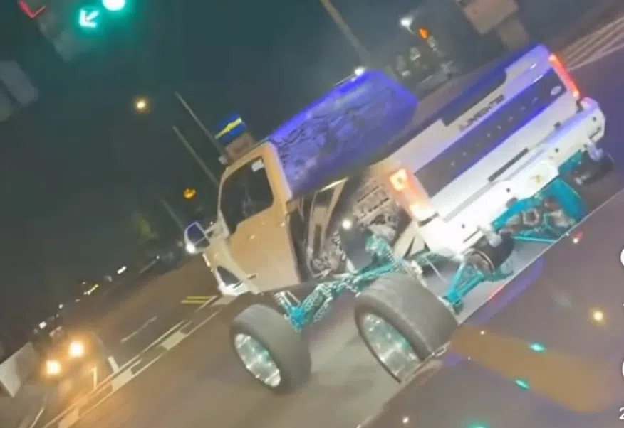 Verhoogde pickup geeft gas op het verkeerde moment