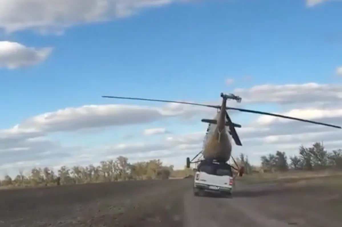 Een helikopter op een auto vervoeren is nooit een goed idee