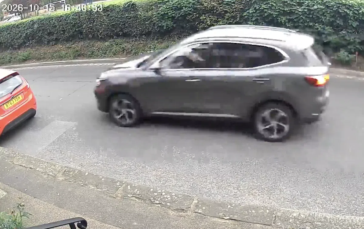 Onoplettende bestuurder ramt geparkeerde auto