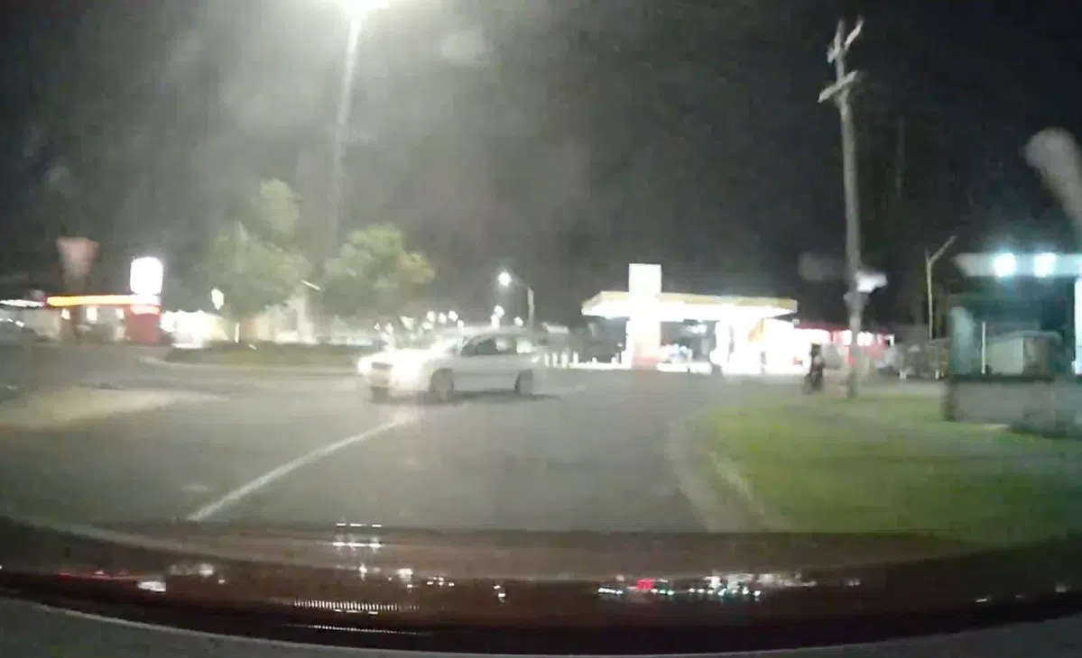Auto probeert BMW M3 bij te houden, crasht